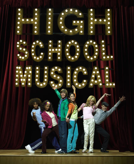 Corbin Bleu, Monique Coleman, Ashley Tisdale, Vanessa Hudgens, Zac Efron and Lucas Grabeel in High School Musical (2006)
