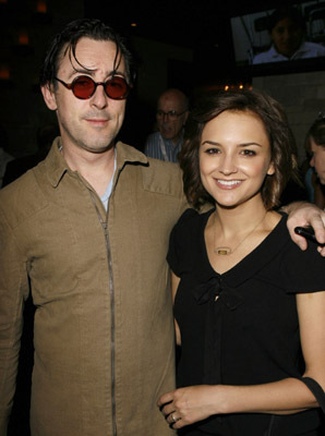 Rachael Leigh Cook and Alan Cumming