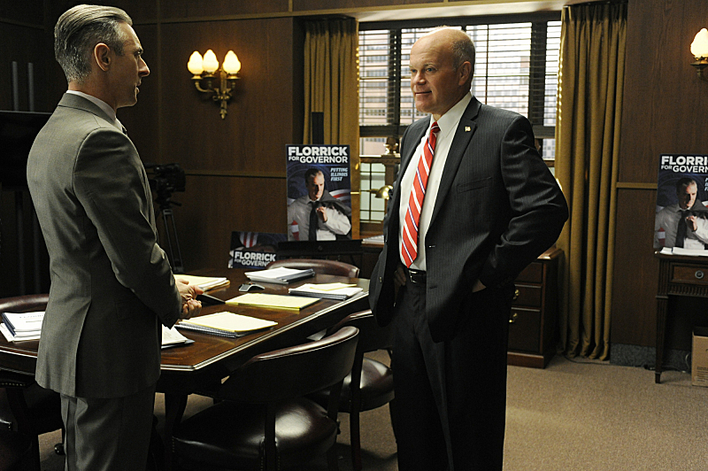 Still of Alan Cumming and Mike Pniewski in The Good Wife (2009)