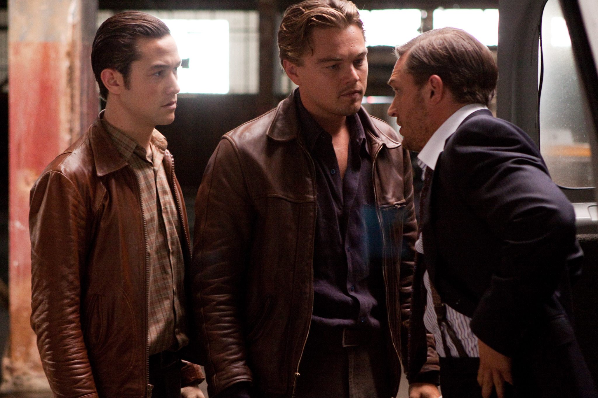 Still of Leonardo DiCaprio, Joseph Gordon-Levitt and Tom Hardy in Pradzia (2010)