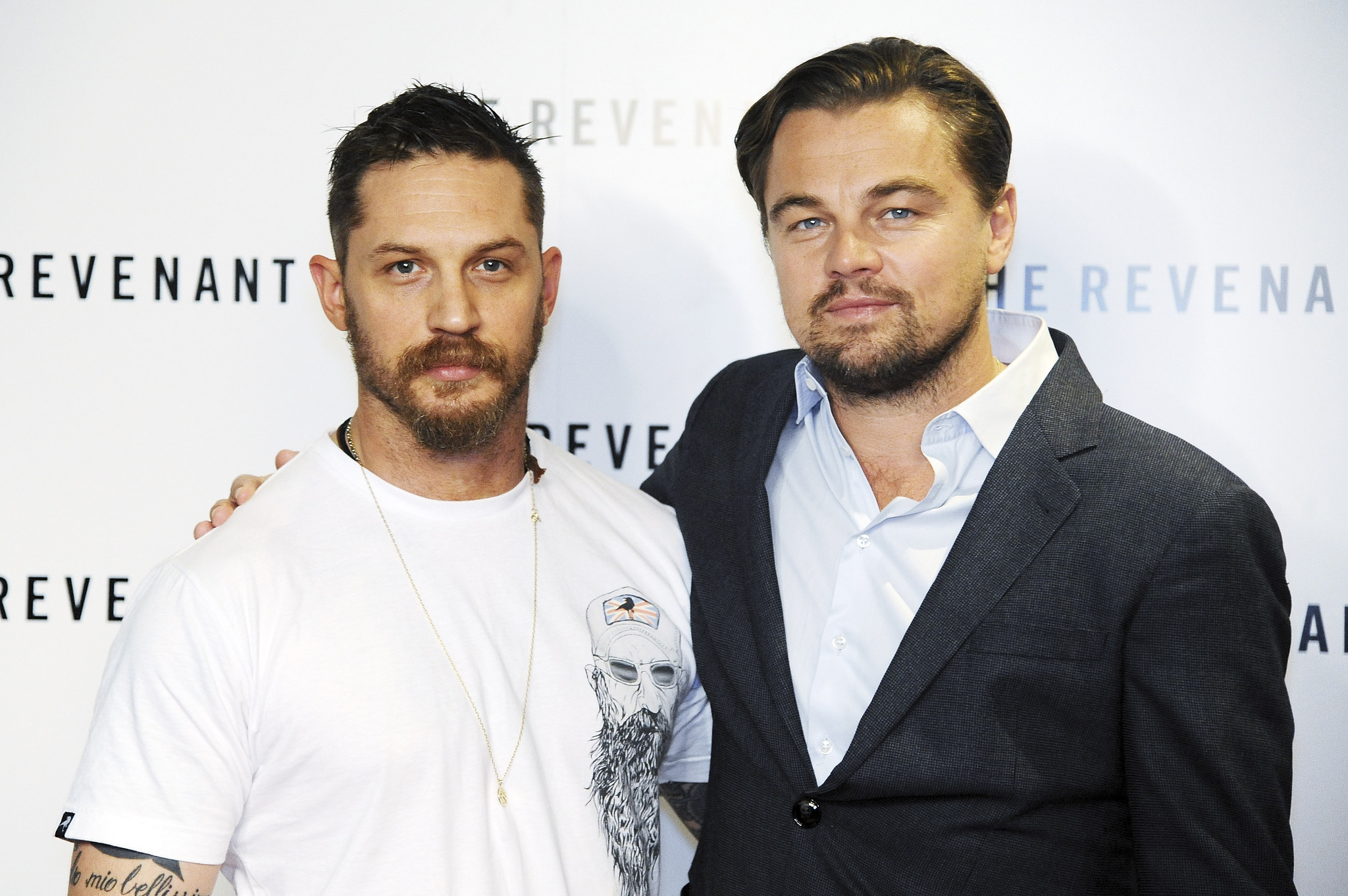 Leonardo DiCaprio and Tom Hardy at event of Hju Glaso legenda (2015)