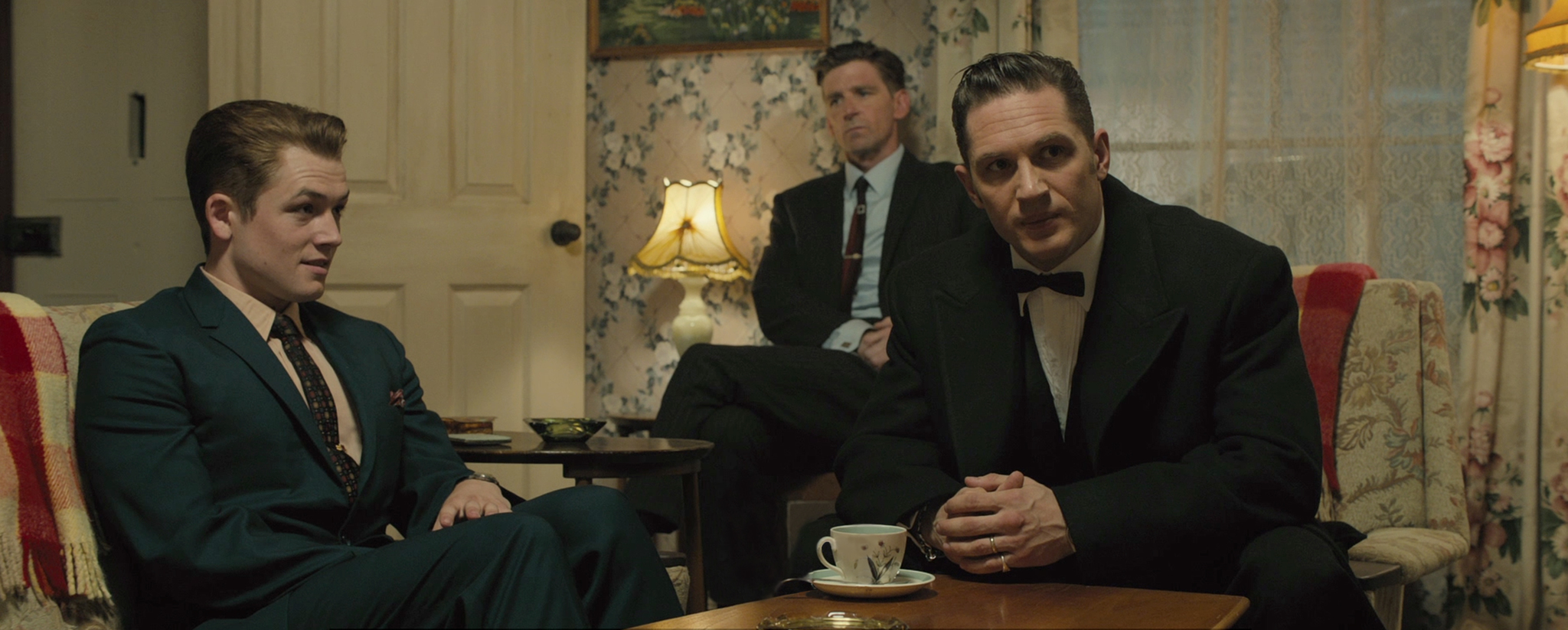 Still of Tom Hardy, Paul Anderson and Taron Egerton in Legenda (2015)