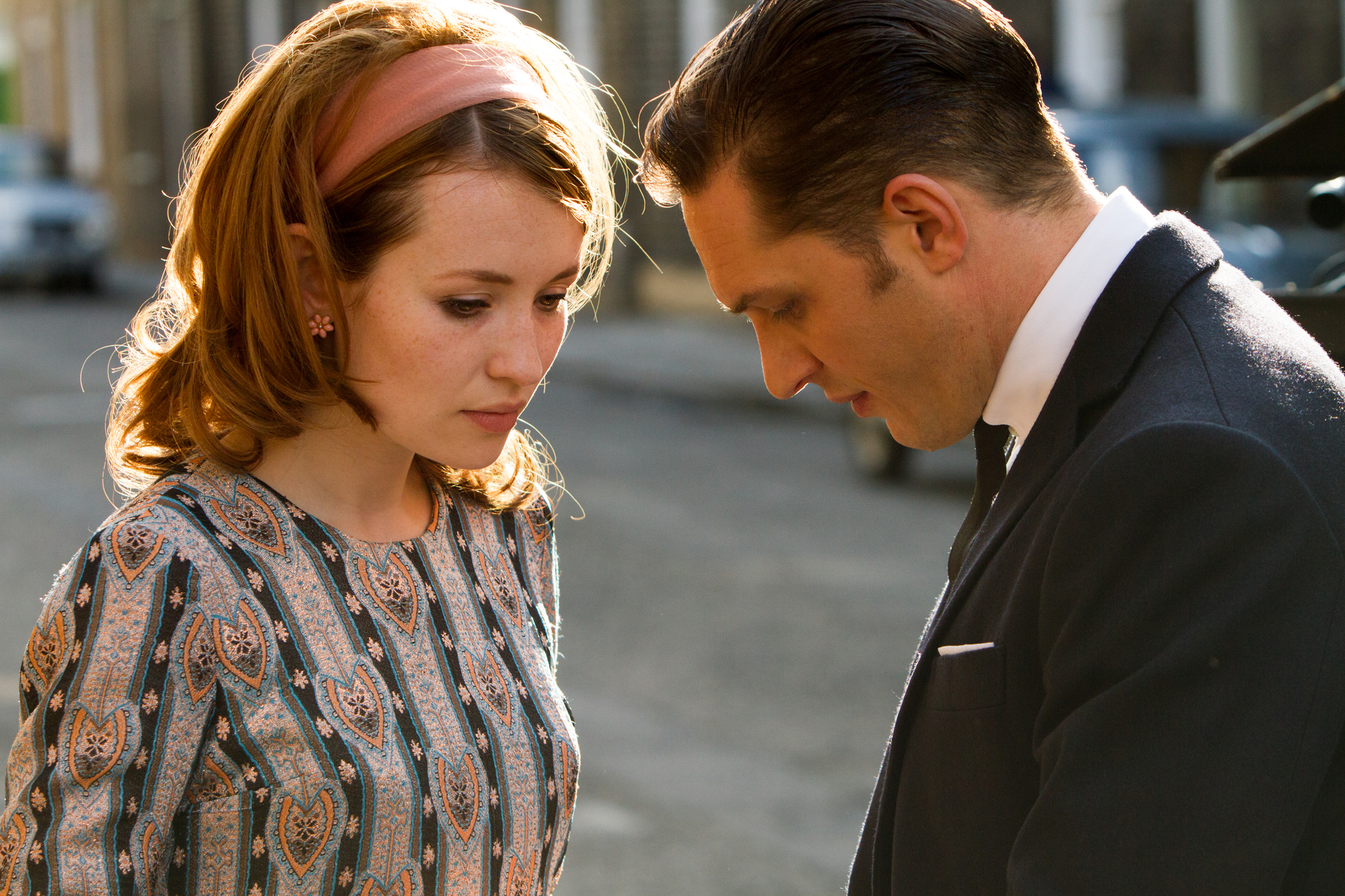 Still of Emily Browning and Tom Hardy in Legenda (2015)