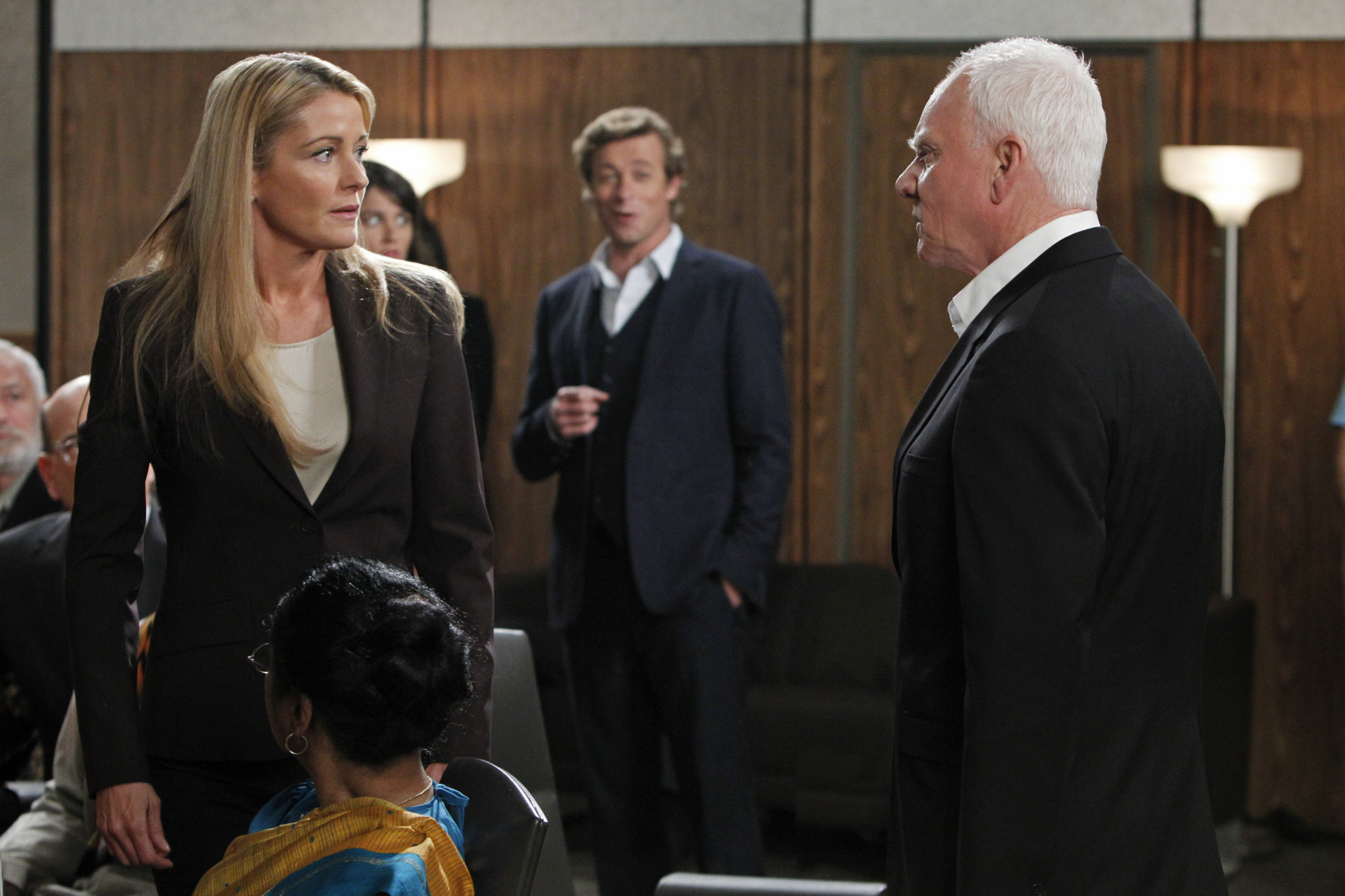 Still of Malcolm McDowell, Simon Baker and Louise Lombard in Mentalistas (2008)