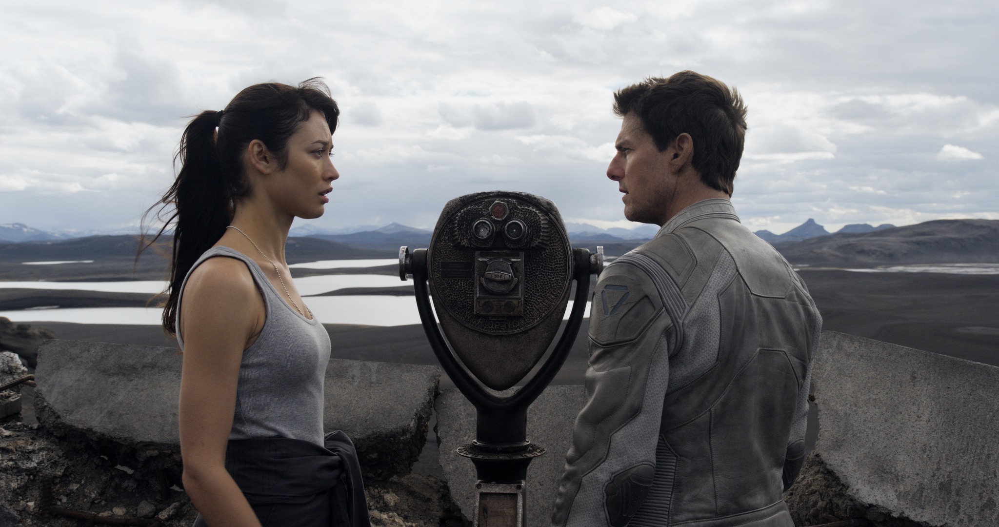 Still of Tom Cruise and Olga Kurylenko in Uzmirstieji (2013)