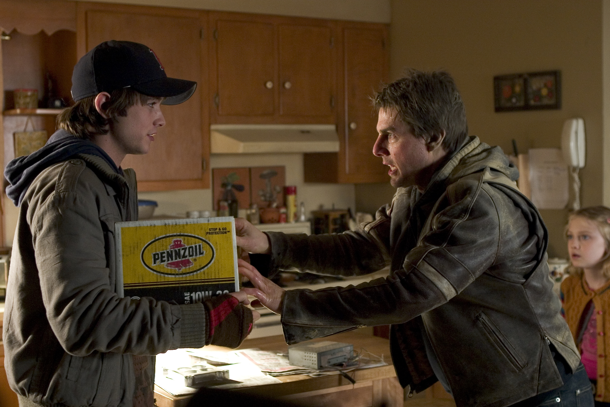 Still of Tom Cruise and Justin Chatwin in Pasauliu karas (2005)