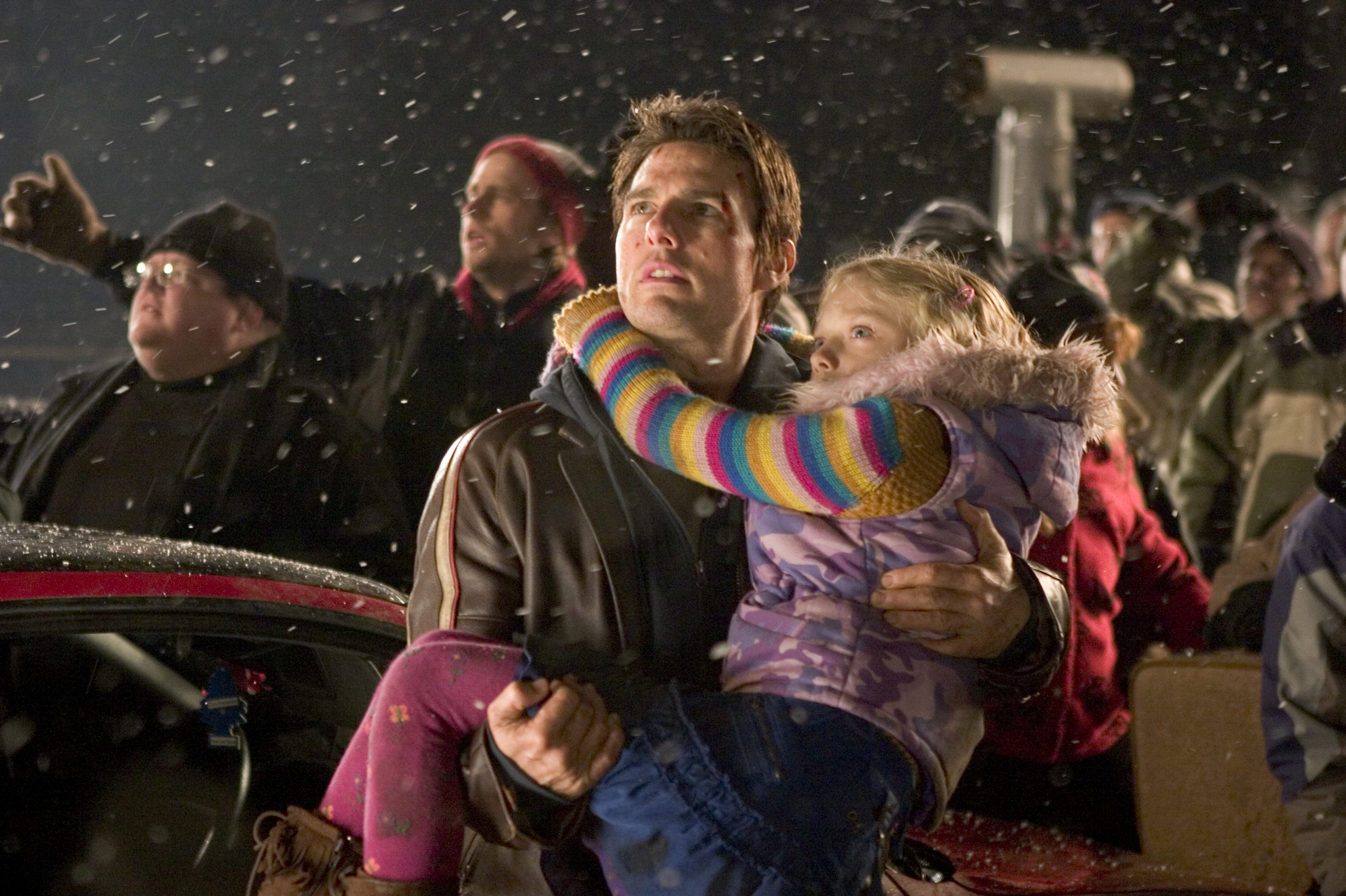 Still of Tom Cruise and Dakota Fanning in Pasauliu karas (2005)