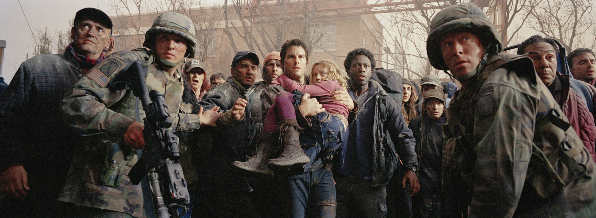 Still of Tom Cruise and Dakota Fanning in Pasauliu karas (2005)