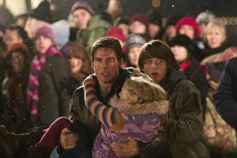 Still of Tom Cruise, Justin Chatwin and Dakota Fanning in Pasauliu karas (2005)