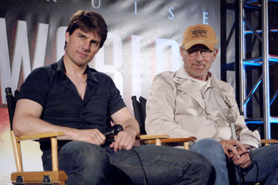 Tom Cruise and Steven Spielberg at event of Pasauliu karas (2005)