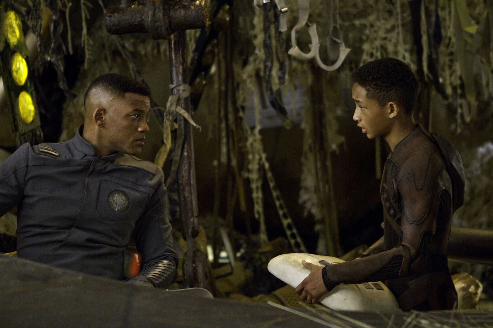 Still of Will Smith and Jaden Smith in Zeme - nauja pradzia (2013)