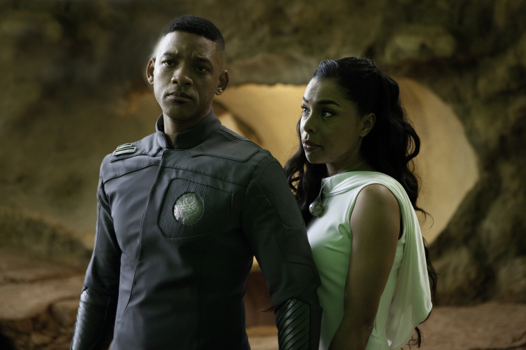 Still of Will Smith and Sophie Okonedo in Zeme - nauja pradzia (2013)