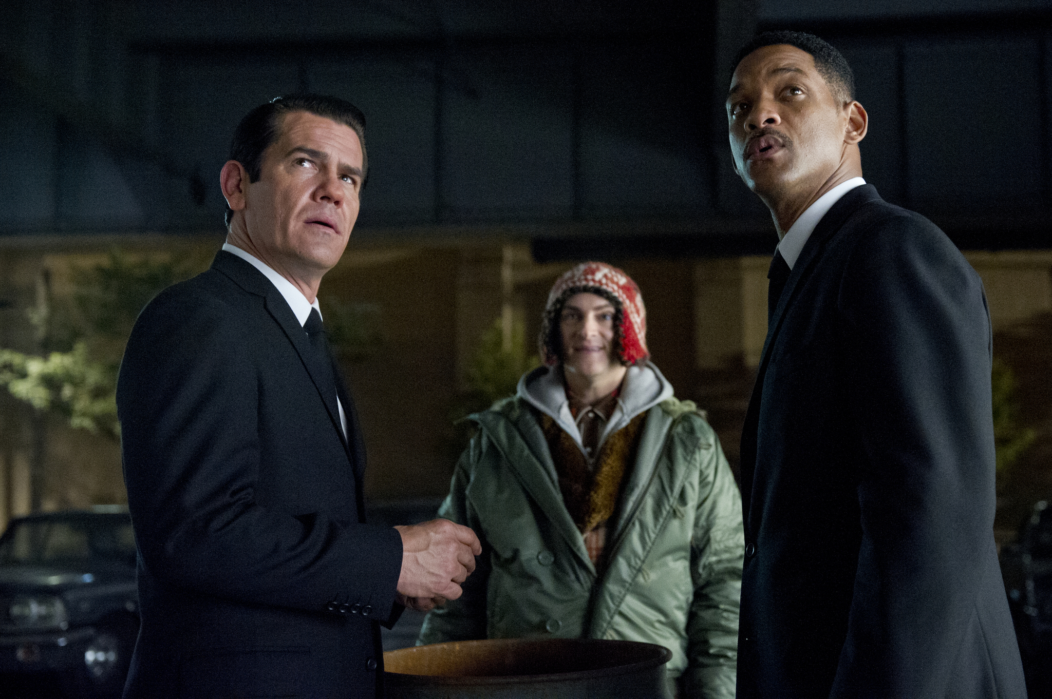 Still of Will Smith, Josh Brolin and Michael Stuhlbarg in Vyrai juodais drabuziais III (2012)