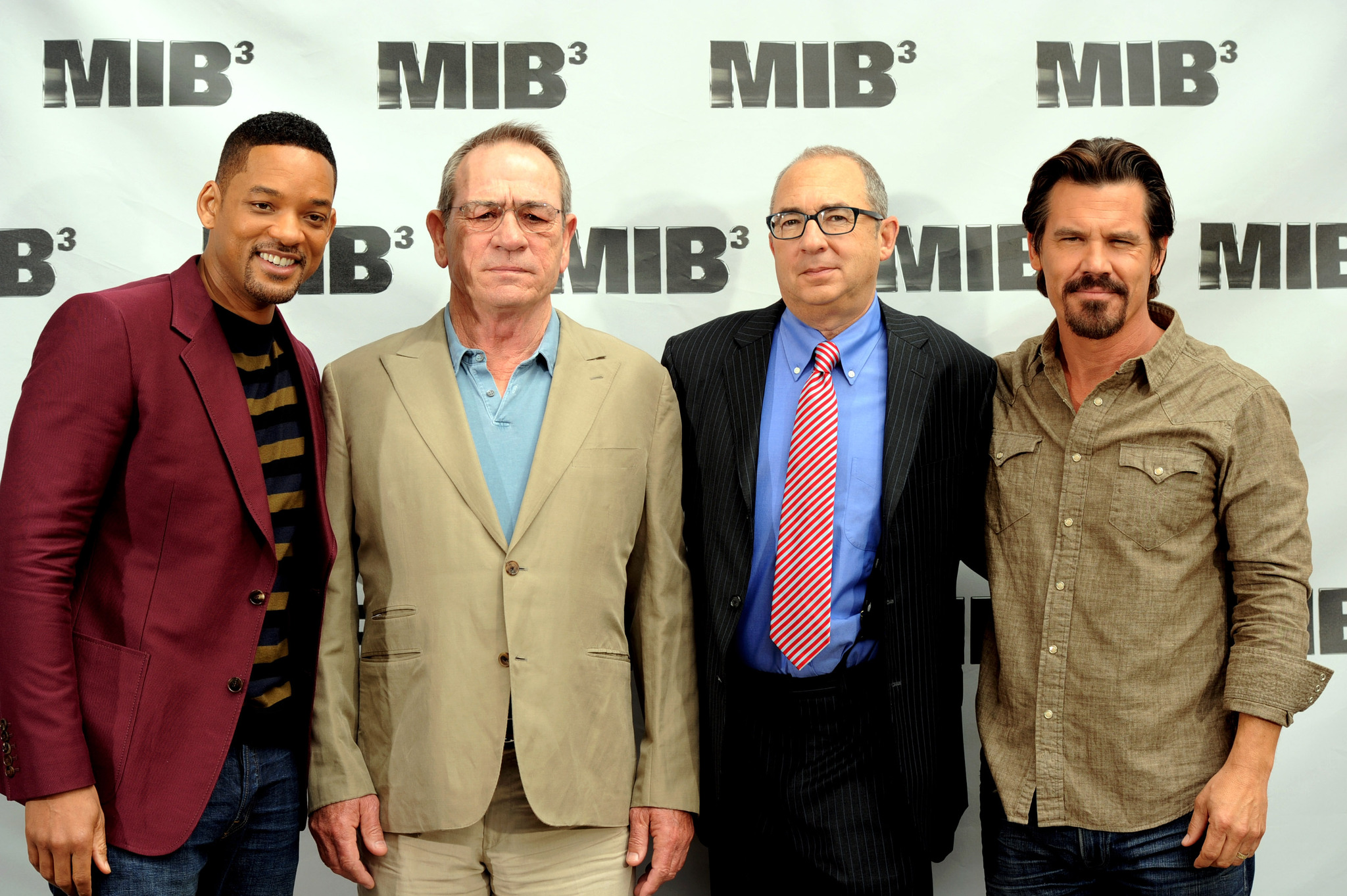 Tommy Lee Jones, Will Smith, Josh Brolin and Barry Sonnenfeld at event of Vyrai juodais drabuziais III (2012)