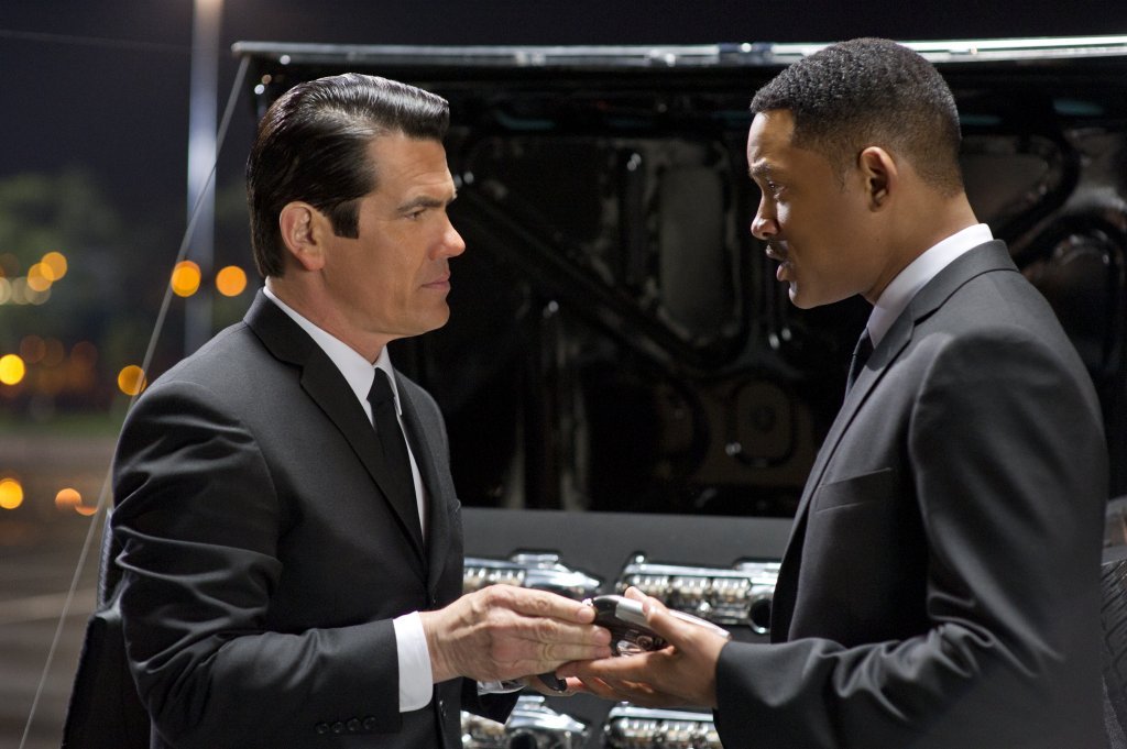 Still of Will Smith and Josh Brolin in Vyrai juodais drabuziais III (2012)