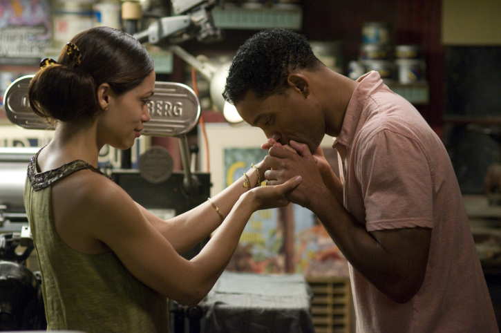 Still of Will Smith and Rosario Dawson in Septynios sielos (2008)