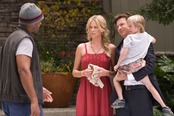 Still of Will Smith, Charlize Theron, Jason Bateman and Jae Head in Hankokas (2008)