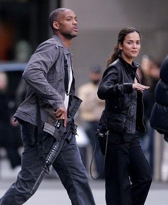 Will Smith and Alice Braga at event of As esu legenda (2007)