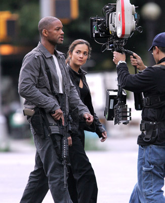 Will Smith and Alice Braga at event of As esu legenda (2007)