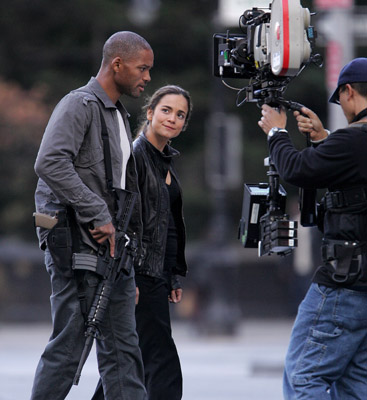 Will Smith and Alice Braga at event of As esu legenda (2007)