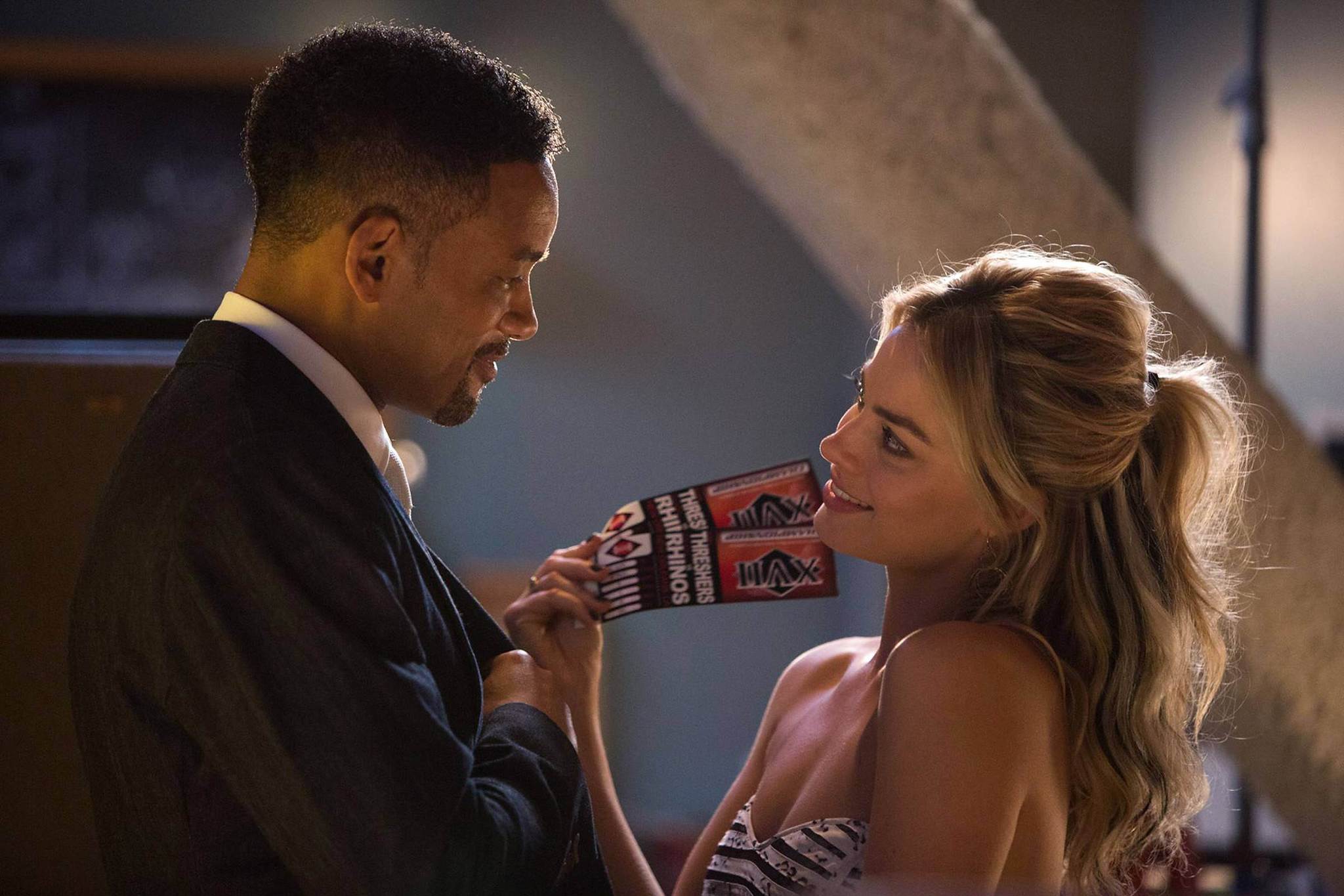 Still of Will Smith and Margot Robbie in Susikaupk (2015)