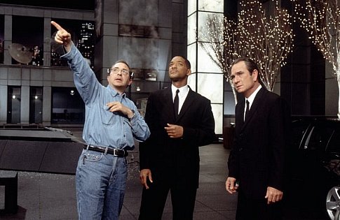 (L. to R.) Director Barry Sonnenfeld, on the set with Will Smith and Tommy Lee Jones