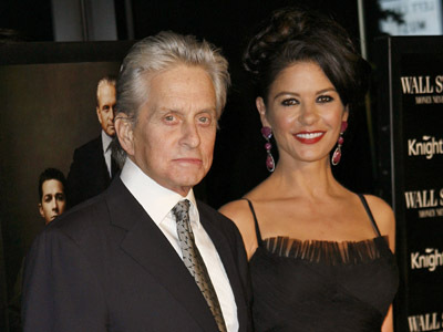 Michael Douglas and Catherine Zeta-Jones at event of Volstrytas: pinigai nesnaudzia (2010)