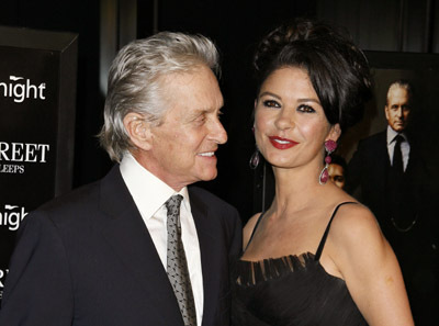 Michael Douglas and Catherine Zeta-Jones at event of Volstrytas: pinigai nesnaudzia (2010)