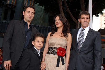 Antonio Banderas, Rufus Sewell, Catherine Zeta-Jones and Adrian Alonso at event of The Legend of Zorro (2005)