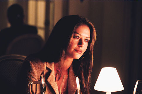 Still of Catherine Zeta-Jones in Nepakenciamas ziaurumas (2003)