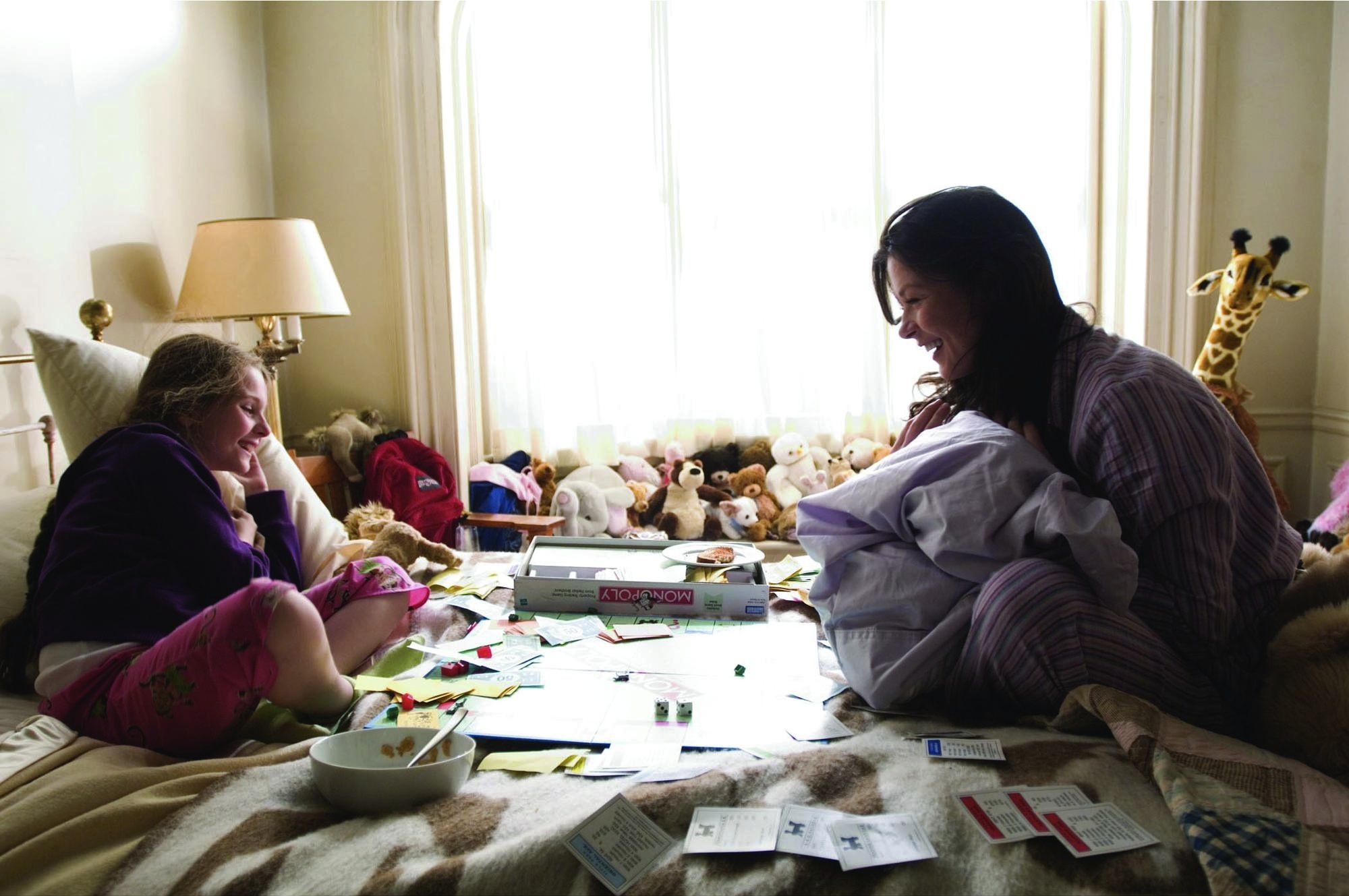 Still of Catherine Zeta-Jones and Abigail Breslin in No Reservations (2007)