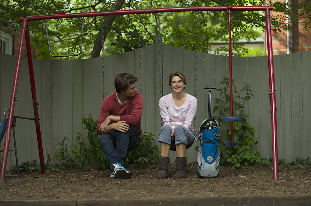 Still of Shailene Woodley and Ansel Elgort in Del musu likimo ir zvaigzdes kaltos (2014)
