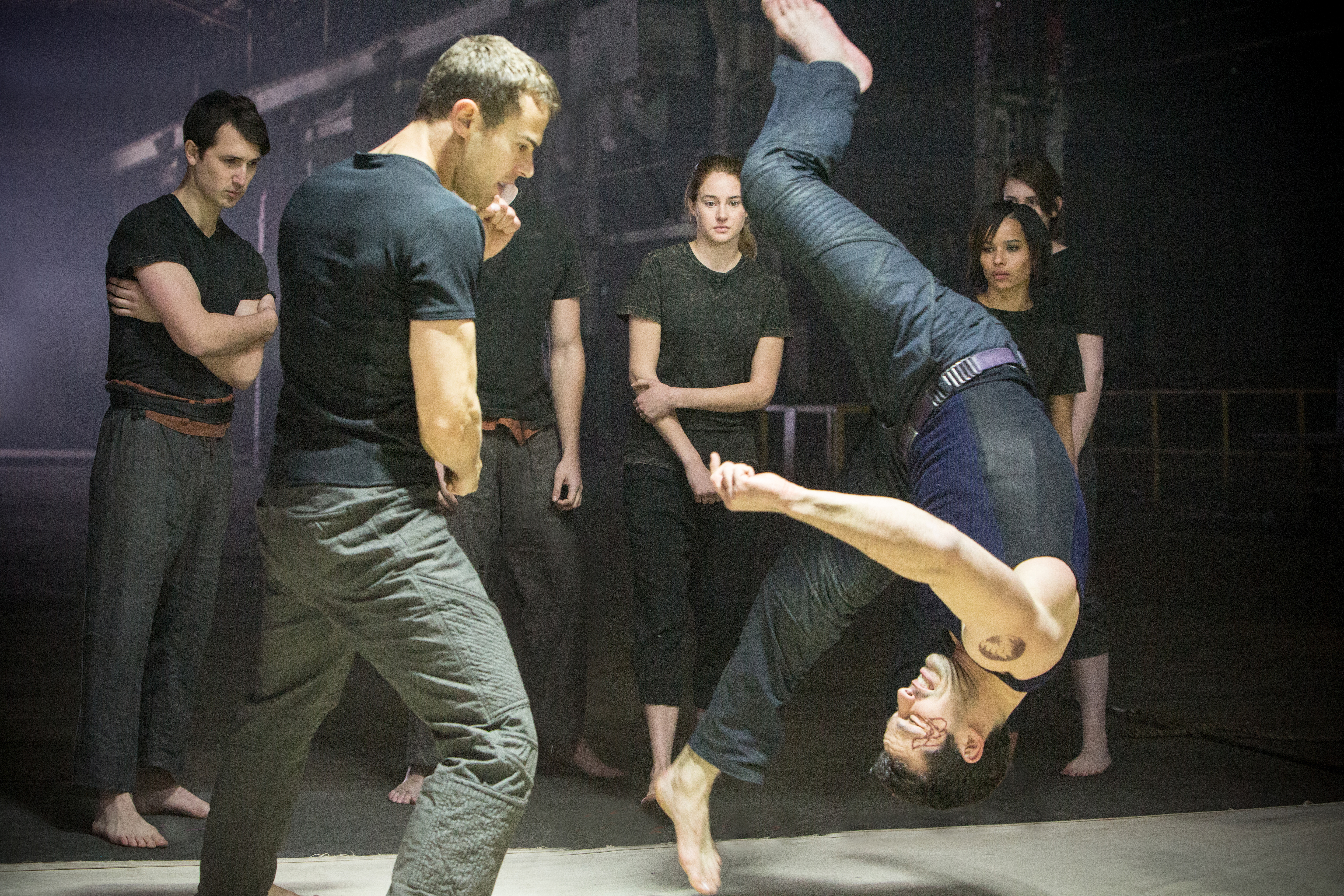 Still of Shailene Woodley, Ben Lloyd-Hughes, Zoë Kravitz and Theo James in Divergente (2014)