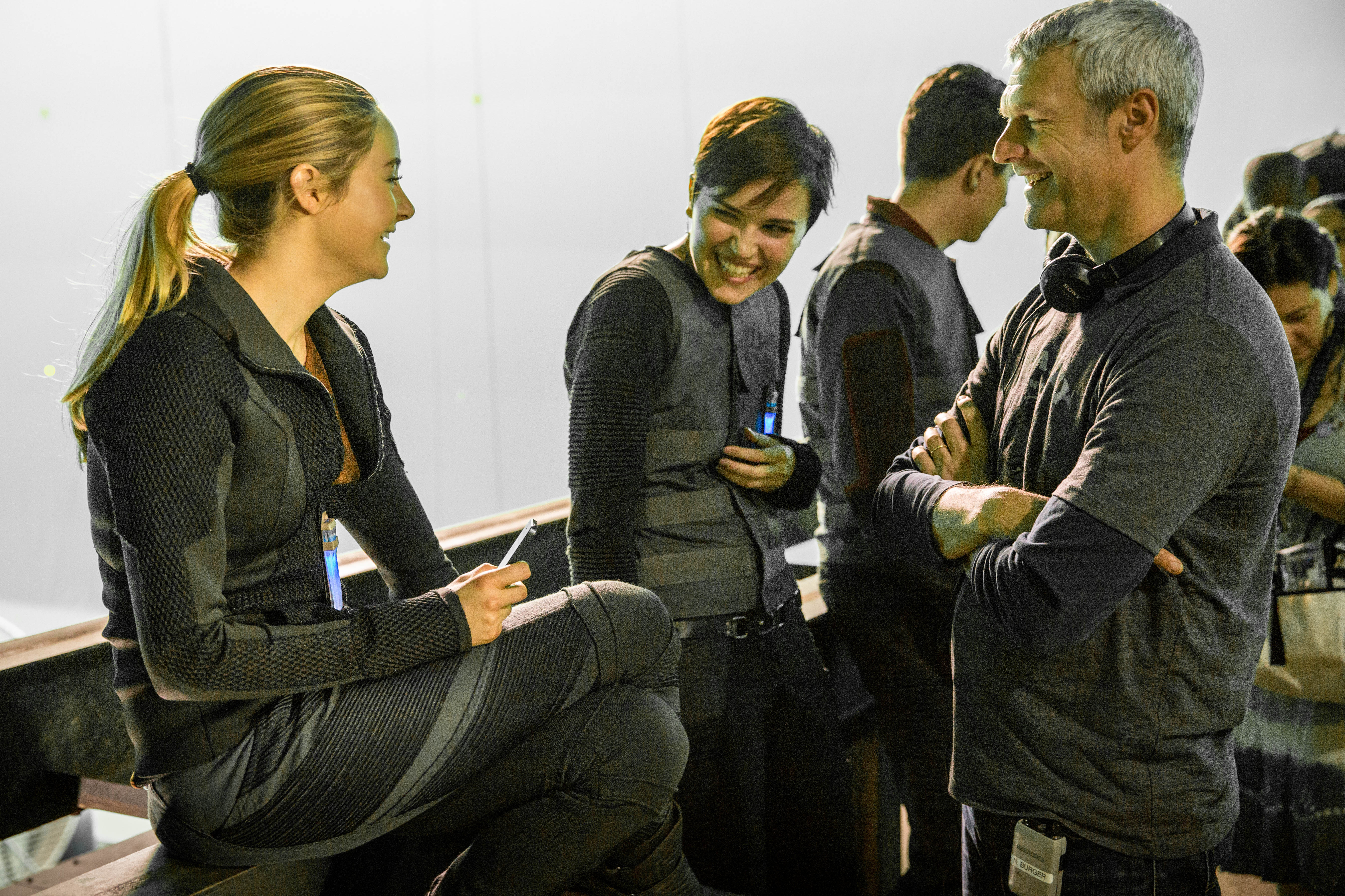 Shailene Woodley, Neil Burger and Zoë Kravitz in Divergente (2014)