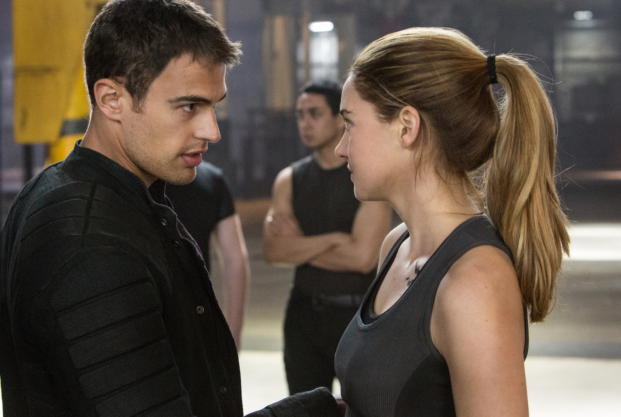 Still of Shailene Woodley and Theo James in Divergente (2014)