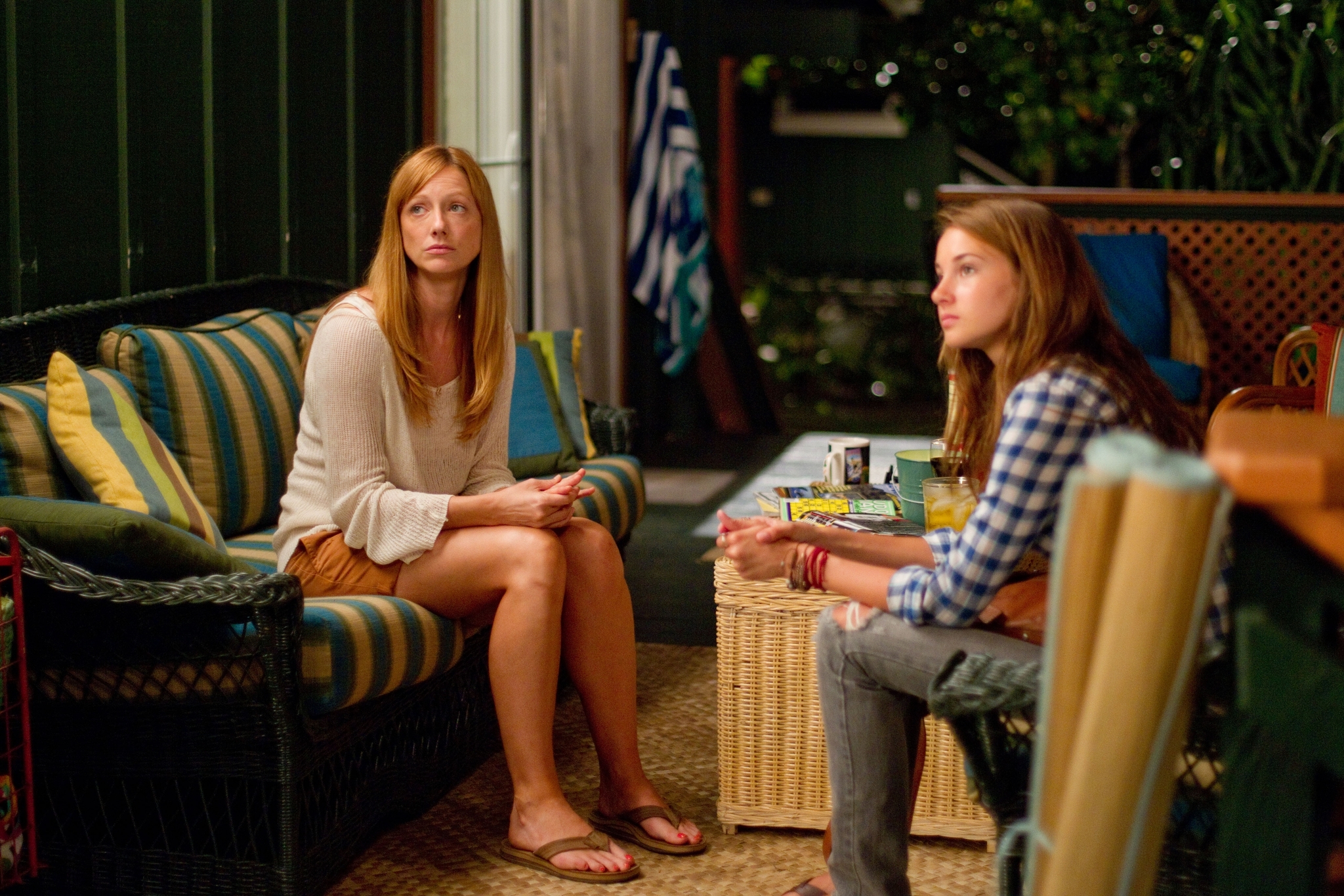 Still of Judy Greer and Shailene Woodley in Paveldetojai (2011)