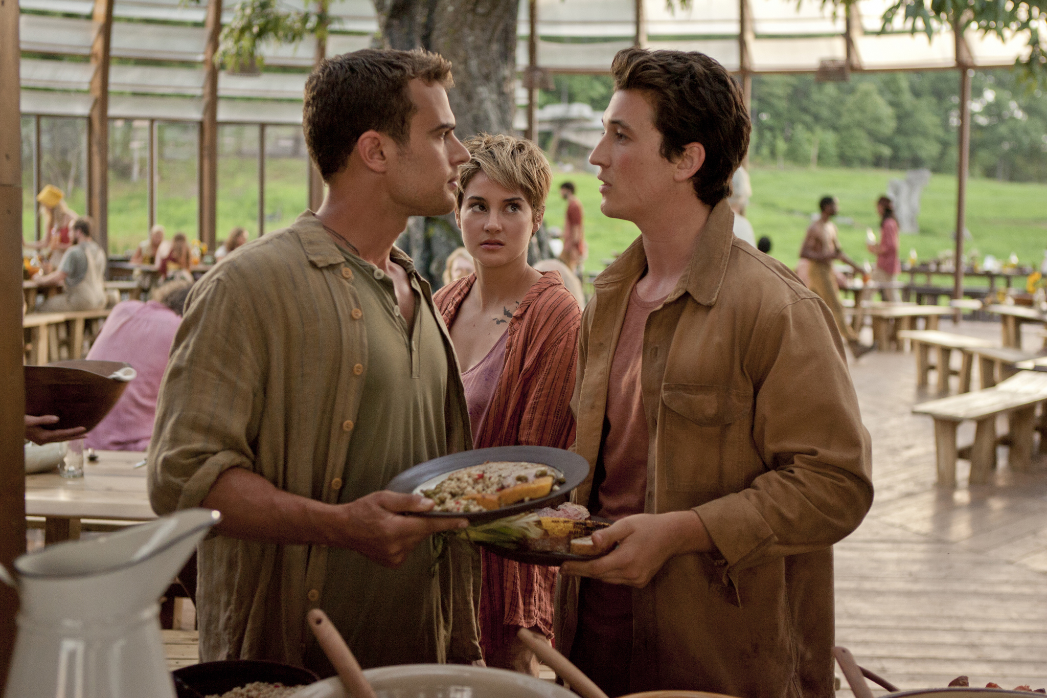 Still of Shailene Woodley, Miles Teller and Theo James in Insurgente (2015)