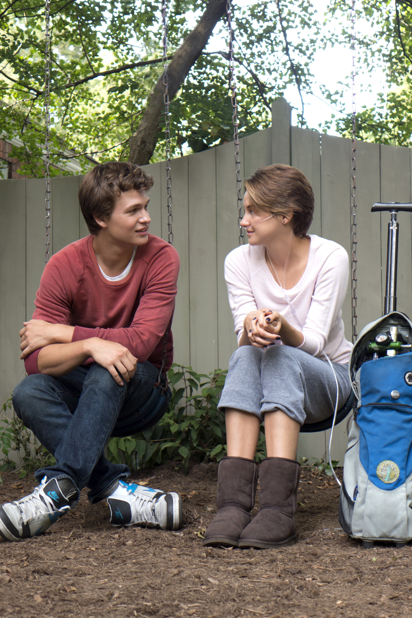 Still of Shailene Woodley and Ansel Elgort in Del musu likimo ir zvaigzdes kaltos (2014)