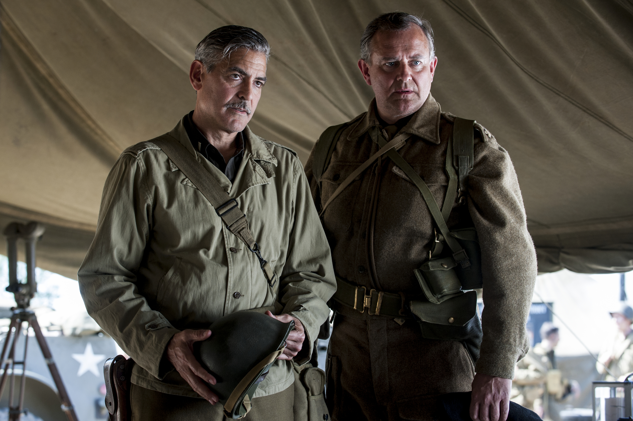 Still of George Clooney and Hugh Bonneville in Brangenybiu medziotojai (2014)