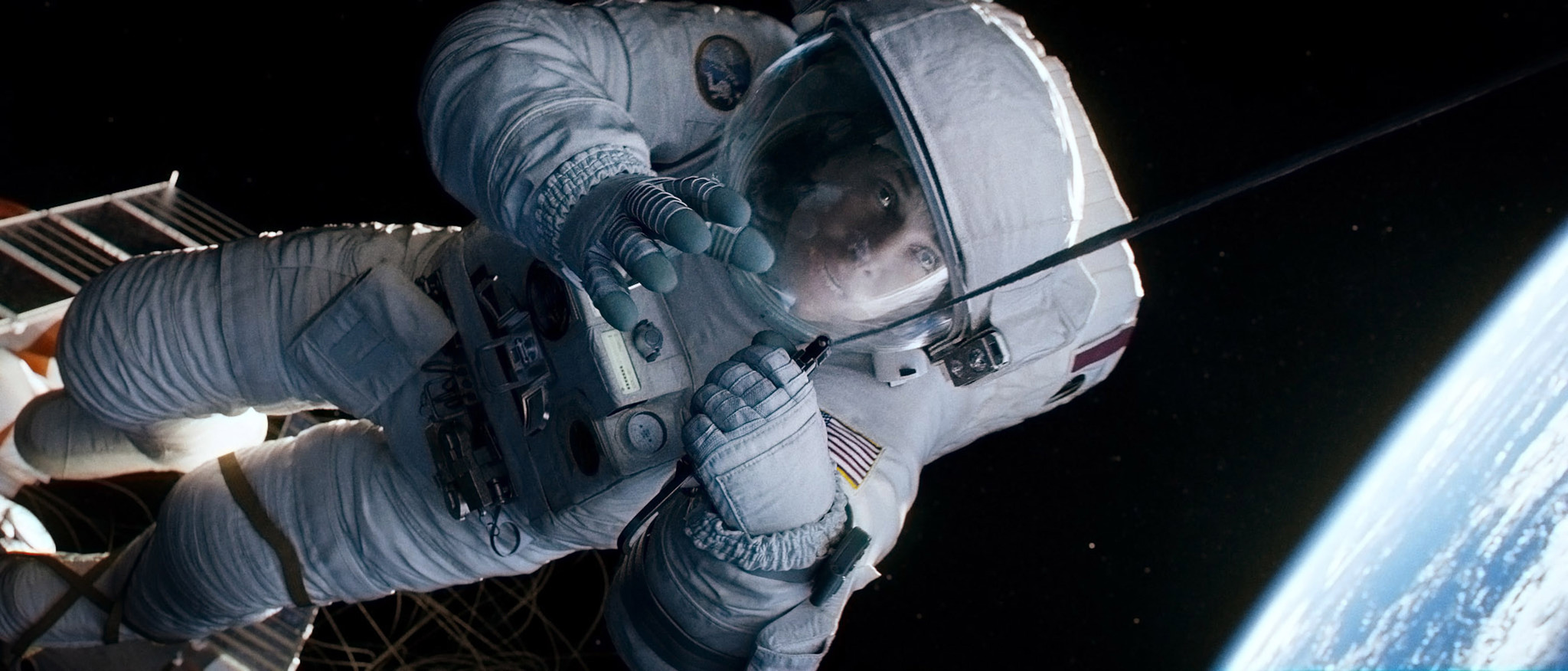 Still of George Clooney in Gravitacija (2013)