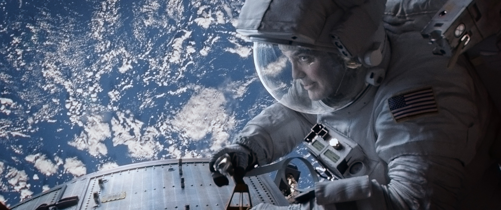 Still of George Clooney in Gravitacija (2013)