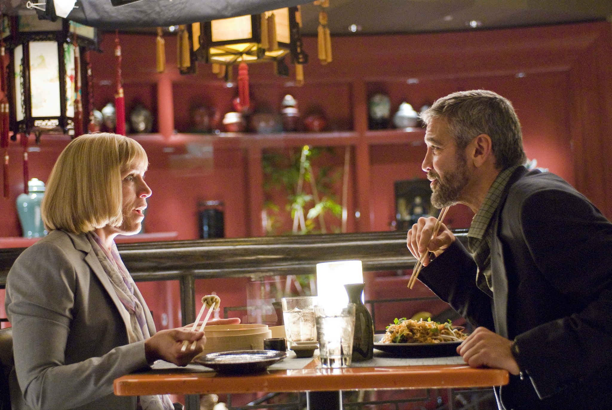 Still of George Clooney and Frances McDormand in Perskaityk ir sudegink (2008)