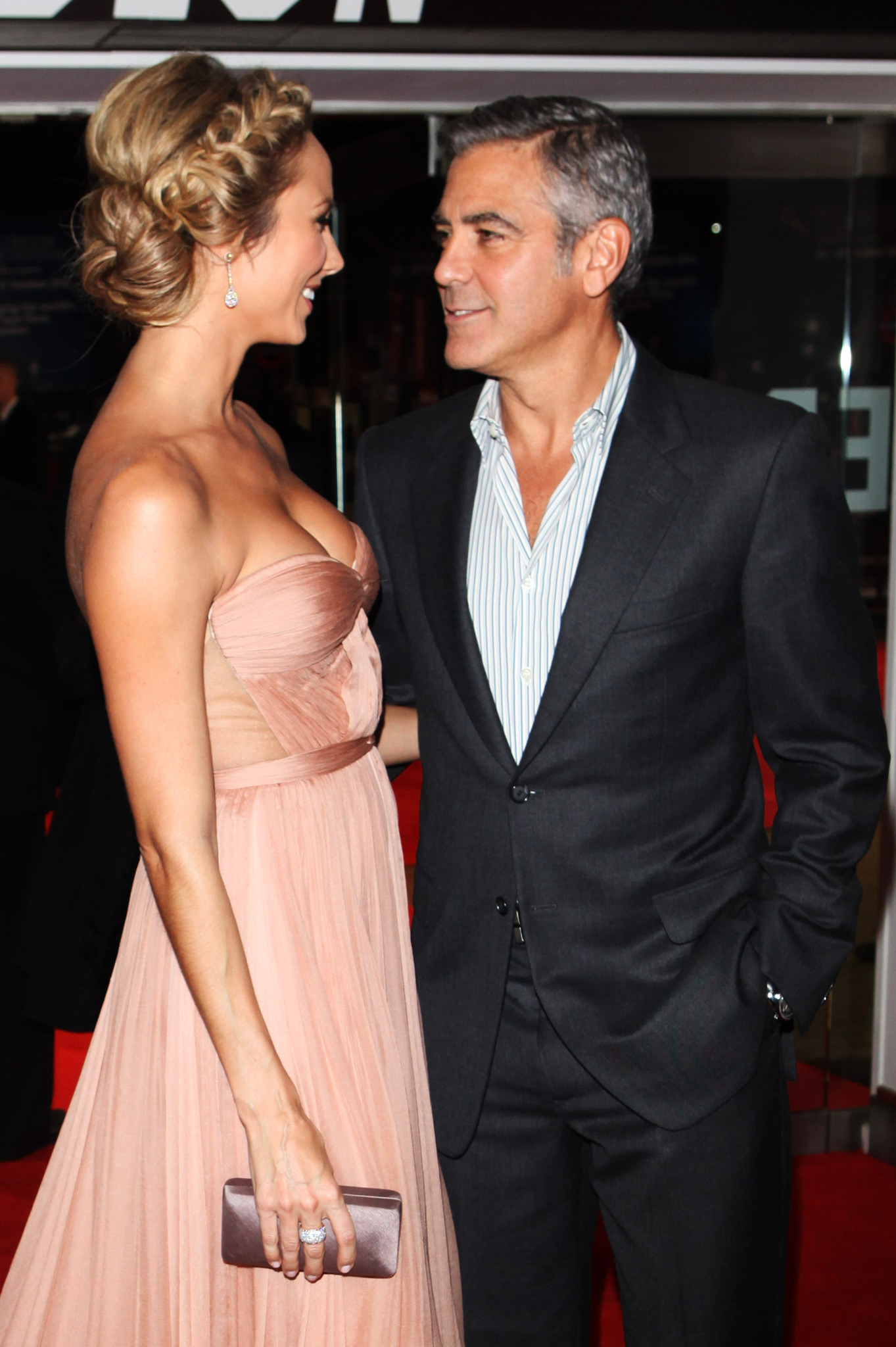 George Clooney and Stacy Keibler at event of Paveldetojai (2011)