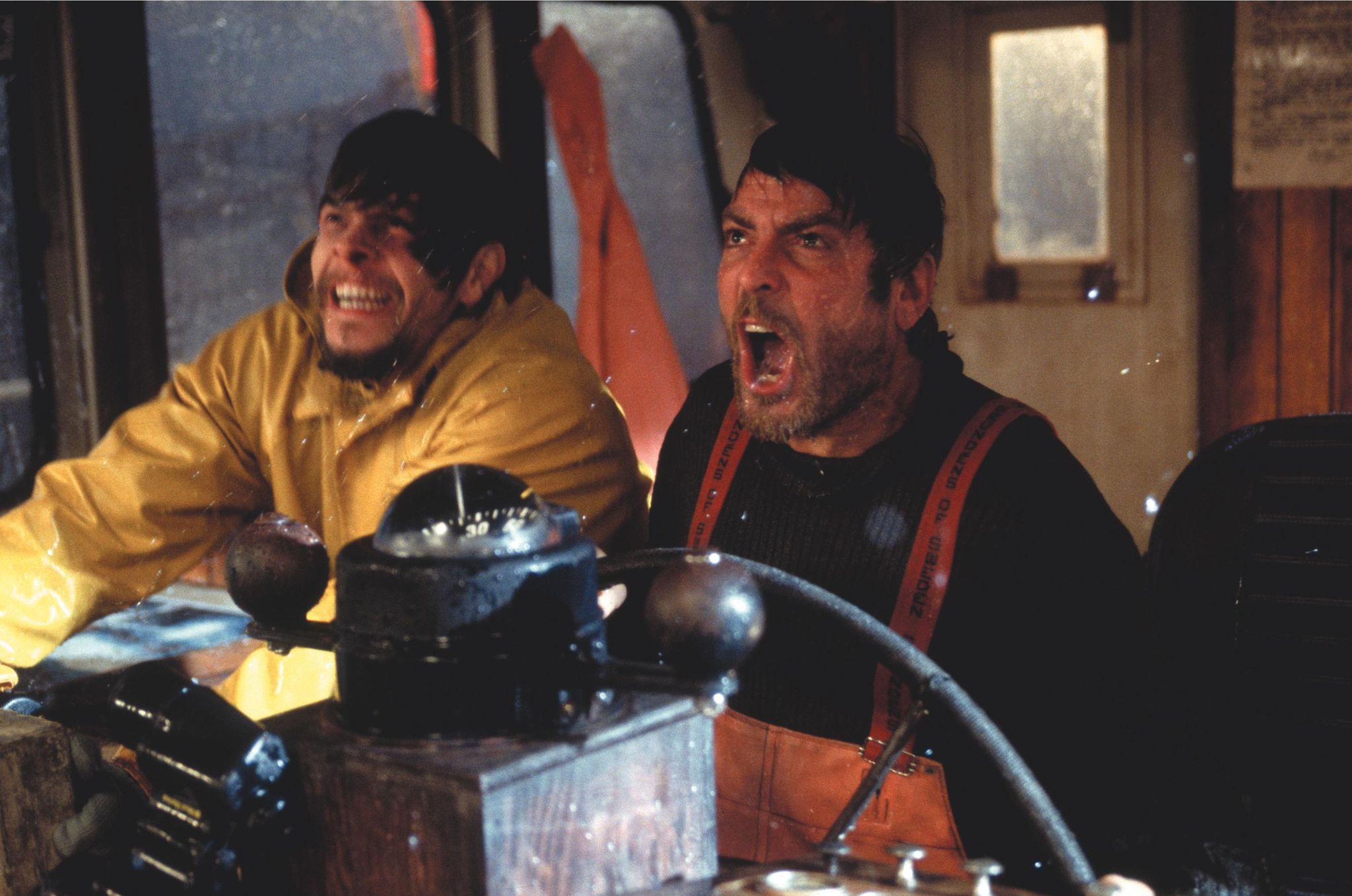Still of George Clooney and Mark Wahlberg in The Perfect Storm (2000)