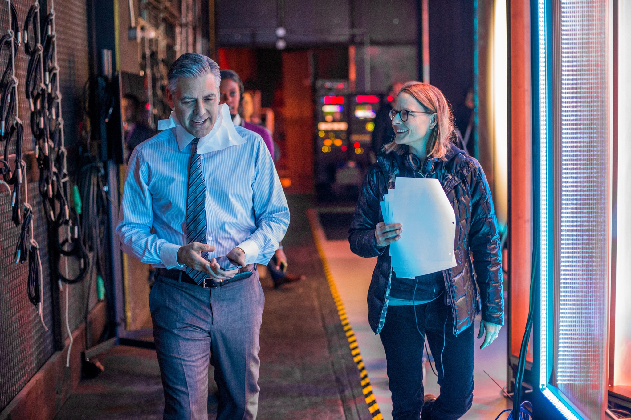 Still of George Clooney and Jodie Foster in Money Monster (2016)