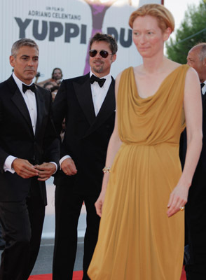 Brad Pitt, George Clooney and Tilda Swinton at event of Perskaityk ir sudegink (2008)