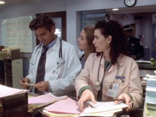 Still of George Clooney and Julianna Margulies in Ligonines priimamasis (1994)