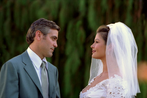 Still of George Clooney and Catherine Zeta-Jones in Nepakenciamas ziaurumas (2003)