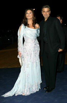 George Clooney and Catherine Zeta-Jones at event of Nepakenciamas ziaurumas (2003)