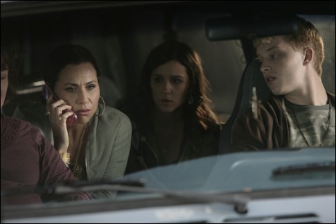 Still of Minnie Driver, Noel Fisher and Shannon Woodward in The Riches (2007)